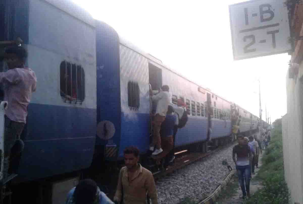 झींझक रेलवे स्टेशन के पास खड़ी ट्रेन