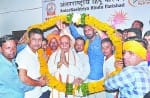 अंतरराष्ट्रीय हिंदू परिषद के राष्ट्रीय अध्यक्ष प्रवीन तोगडि़या का स्वागत करते कार्यकर्ता।