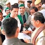 डिप्टी सीएम दिनेश शर्मा को ज्ञापन सौंपते भाकियू (लोकशक्ति) के राष्ट्रीय महासचिव मोहम्मद एहसान। अमर उजाला