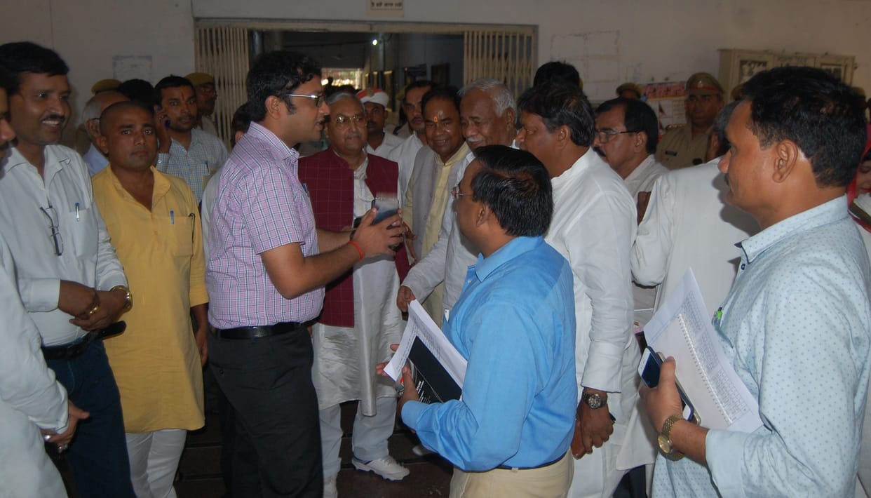 ढाई घंटे बाद शुरू हुई बैठक, पांच मिनट में खत्म