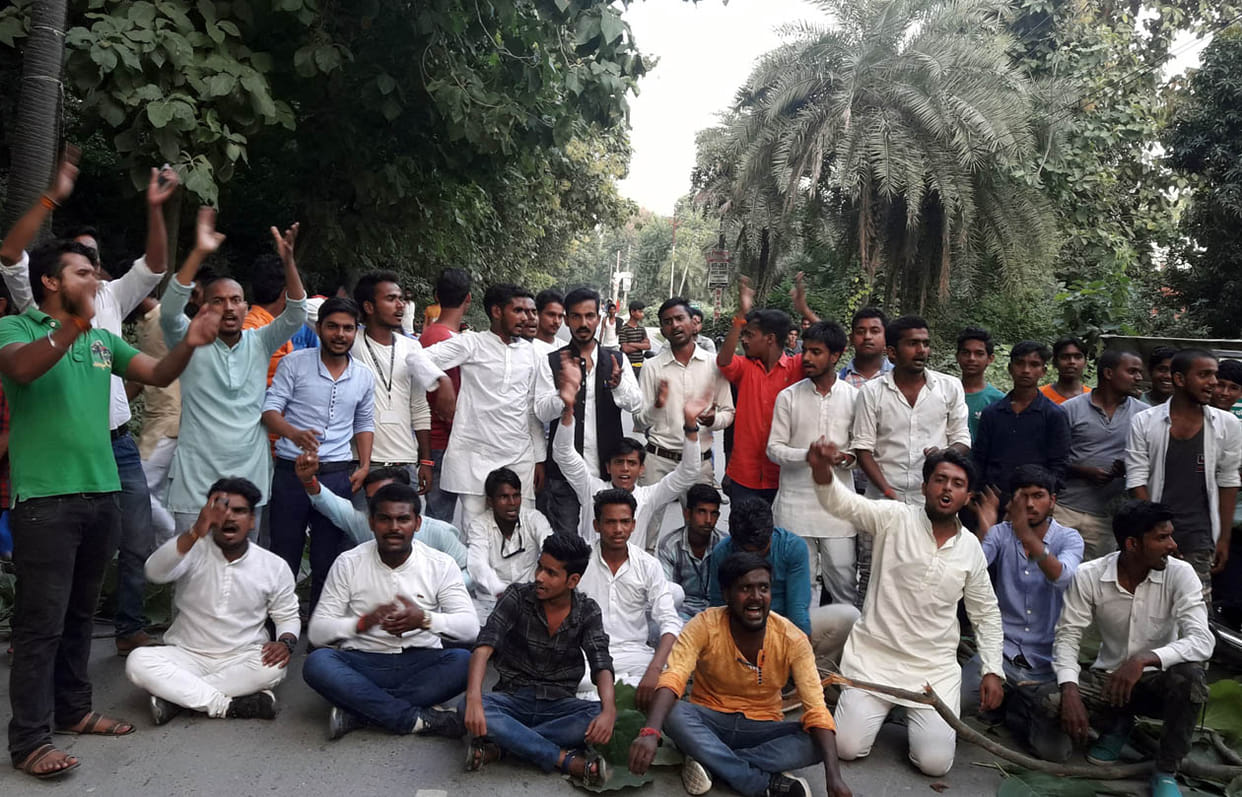  रुद्रपुर-देवरिया सड़क जाम कर नारेबाजी की