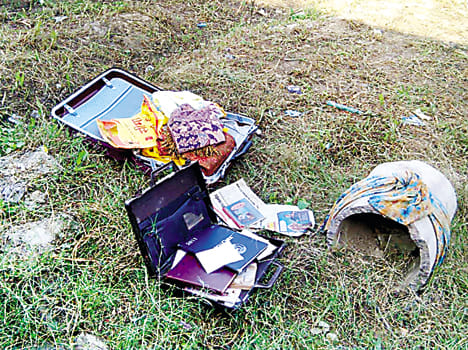 Burglars crossing the back of the house crossed four lakh jewelery including one lakh cash