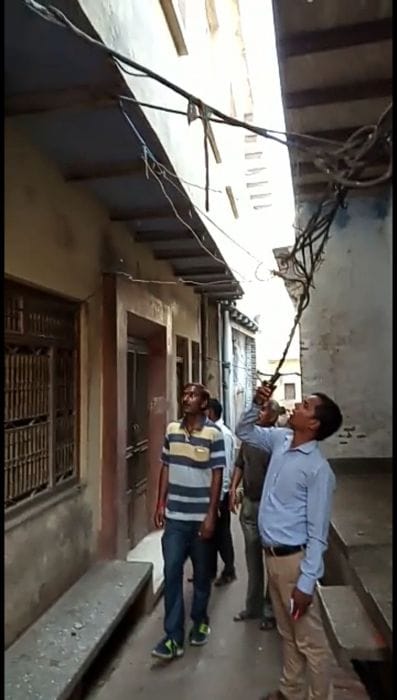 चौबिया पाड़ा मेें चोरी की बिजली से चलते मिले 50 एसी