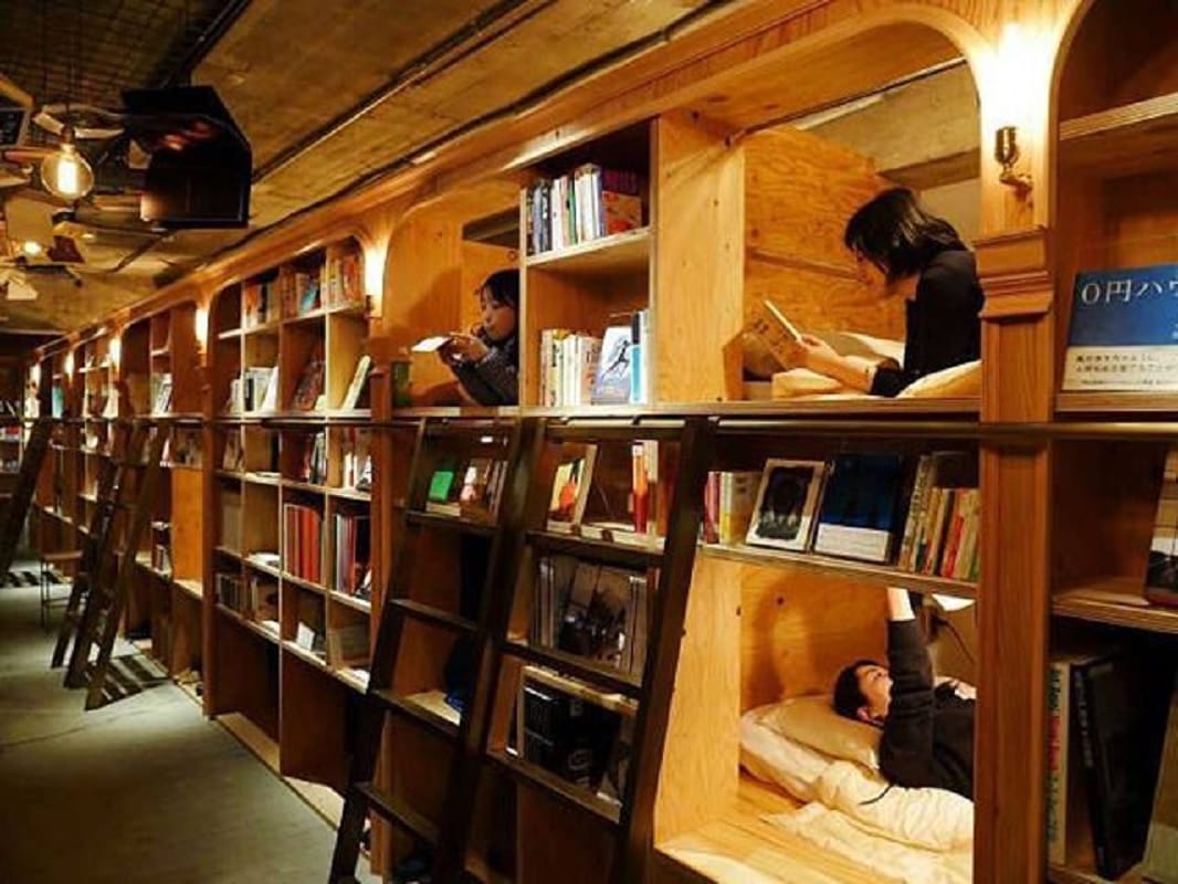 book and bed tokyo shinjuku: a place where one can read books while lying on bed