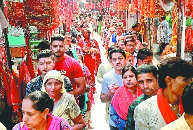 12 हजार श्रद्धालुओं ने नवाया शीश