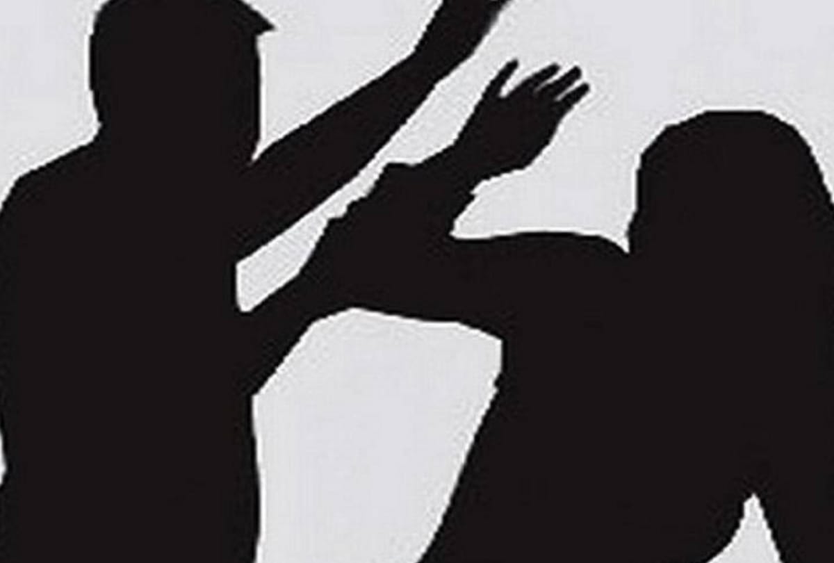 builder beaten lady and her husband in the matter of plot in lucknow