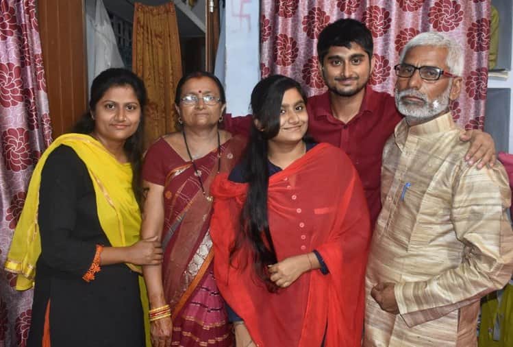 bigg boss season 12 contestant deepak thakur sing a song in house