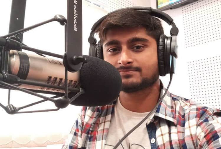 bigg boss season 12 contestant deepak thakur sing a song in house