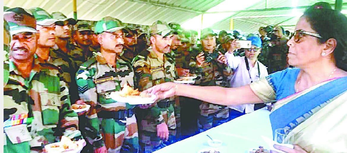 India-China border reached with Defense Minister, soldiers