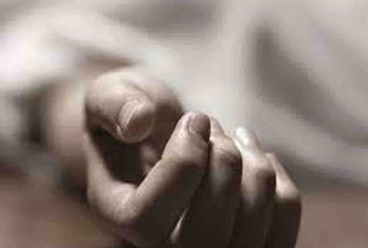girl committed suicide and dies in boyfriend's arms