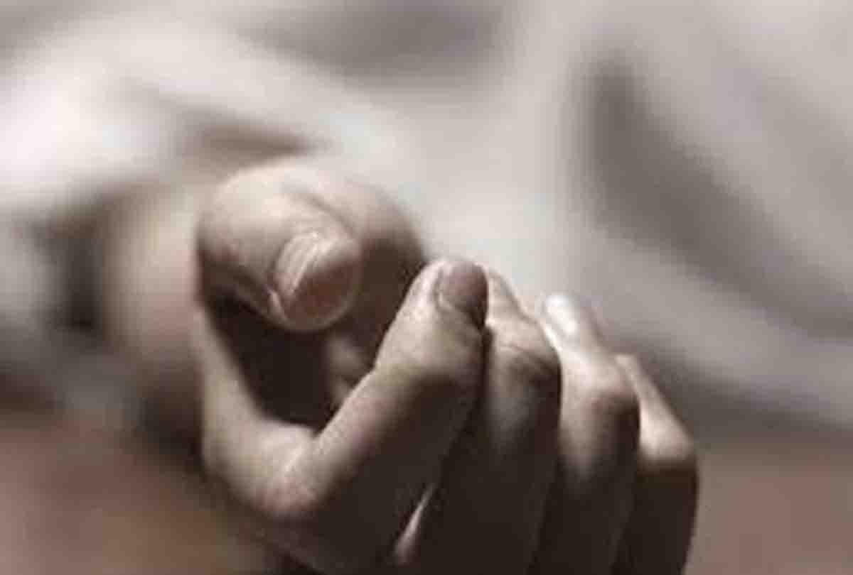 girl committed suicide and dies in boyfriend's arms