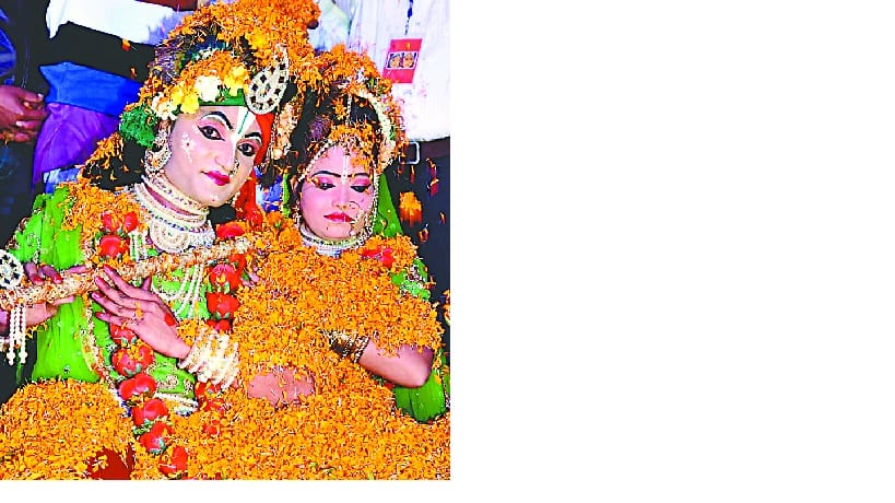 Jhumai viewer on the presentation of Kumaon songs in Nanda festival