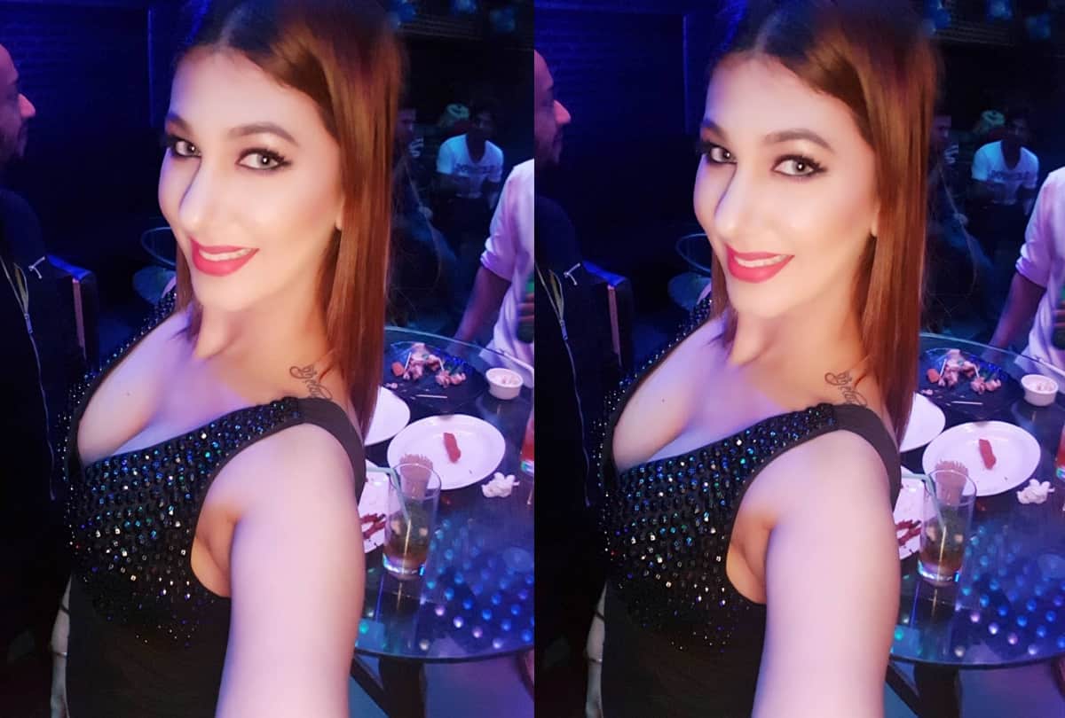 bigg boss 12 jasleen matharu puts lipstick song start funny video goes viral