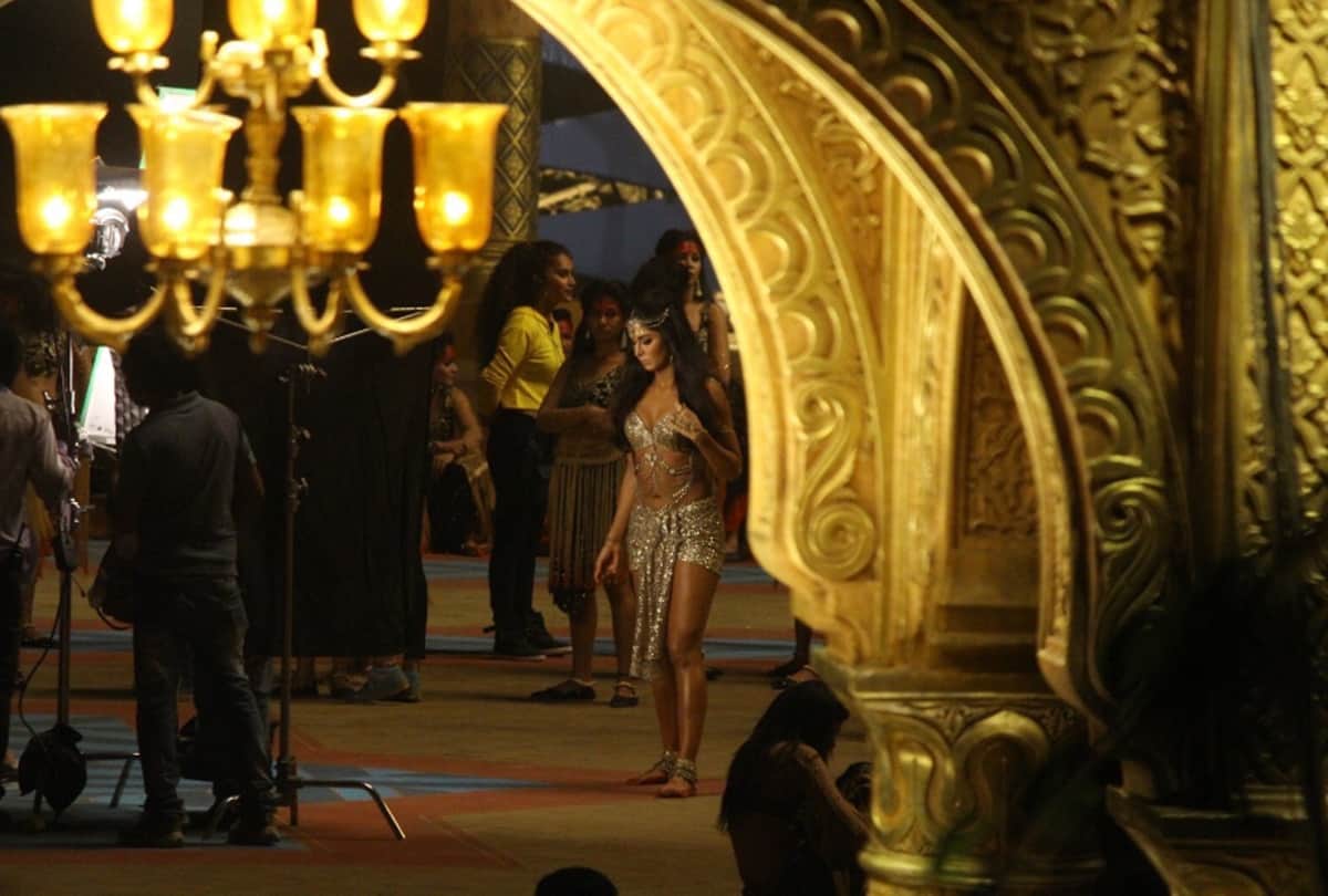 katrina kaif look leak from sets of thugs of hindostan