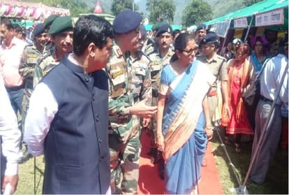 Nirmala Sitharaman serve Food to Army Soldiers on indo china border
