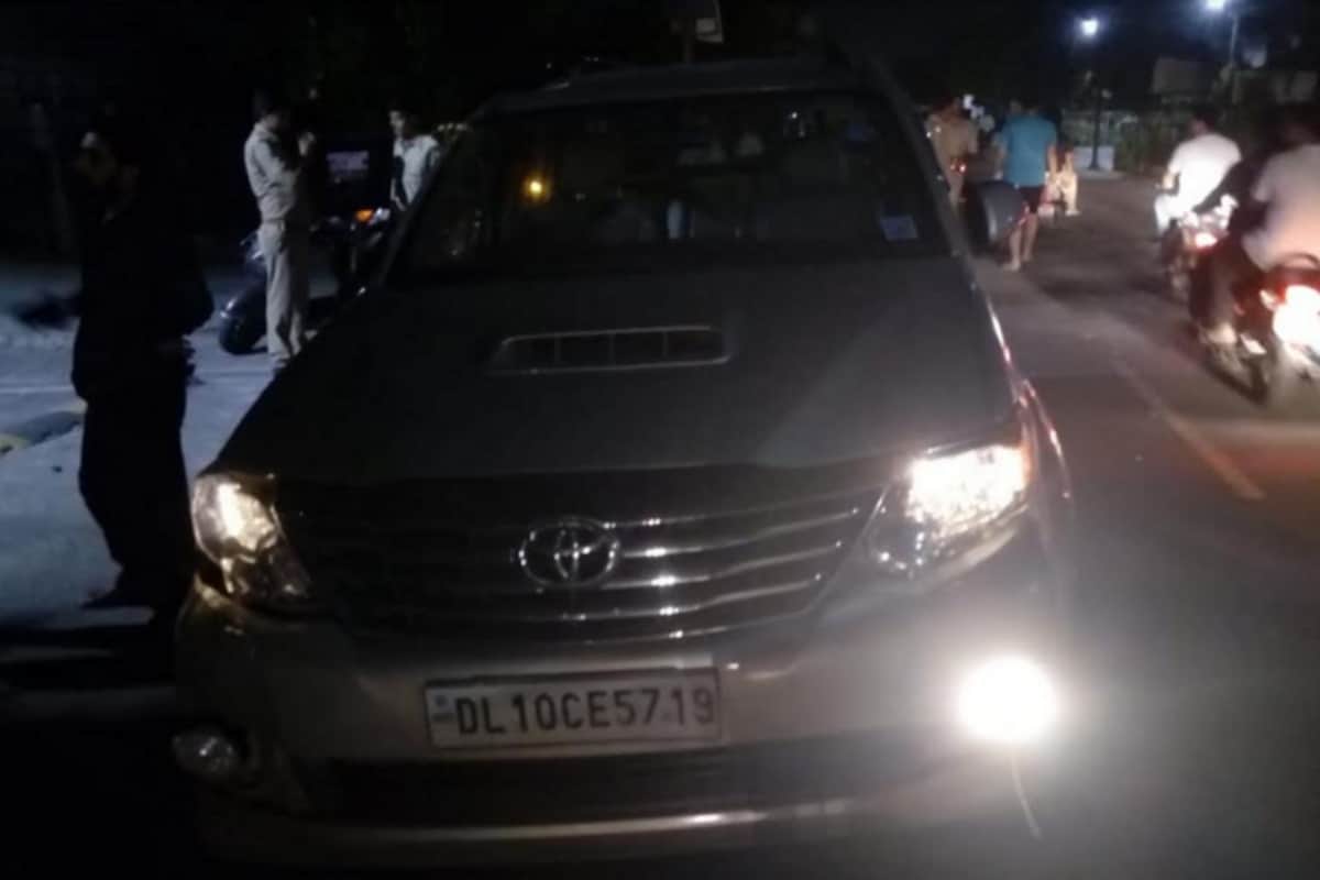 two drunk and naked chinese citizen in meerut drived their uncontrol Fortuner dozen of injured