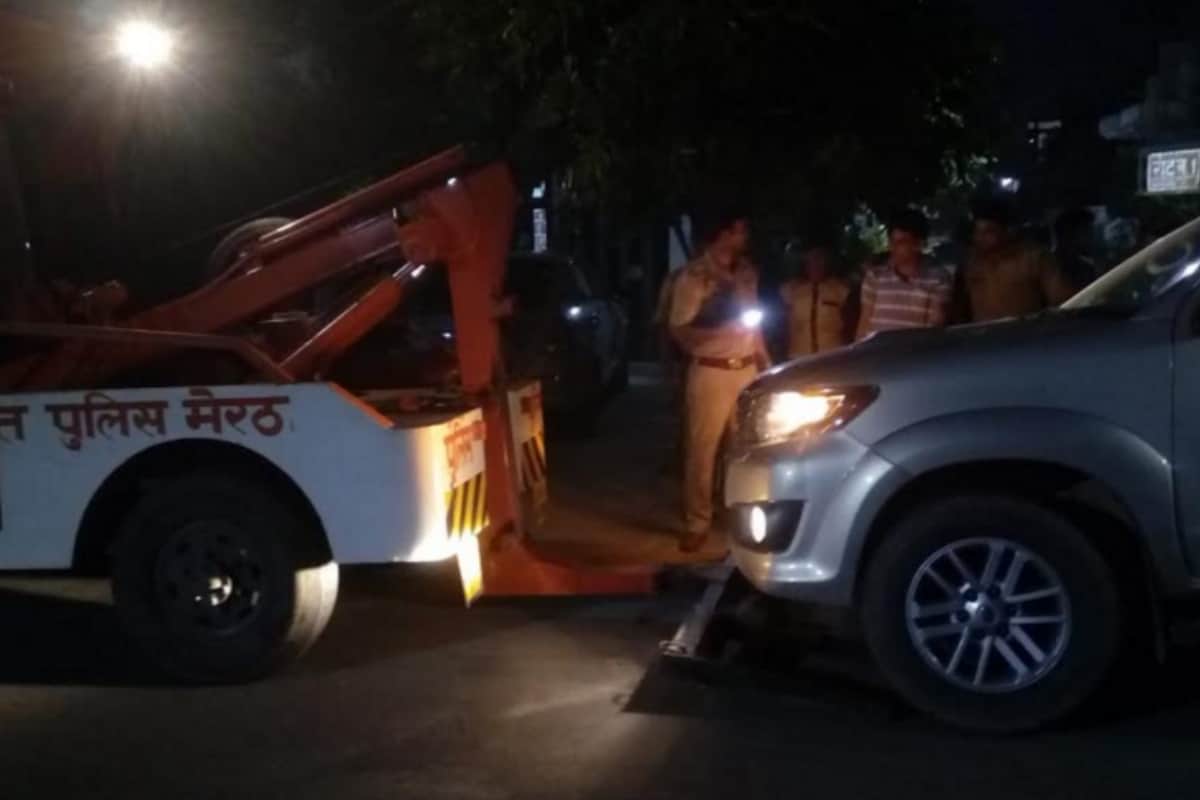 two drunk and naked chinese citizen in meerut drived their uncontrol Fortuner dozen of injured