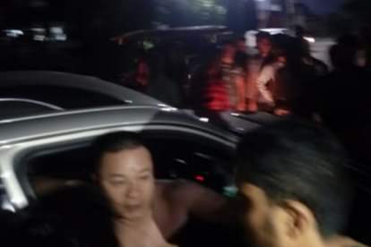 सड़क पर हंगामा करता चाइनीज