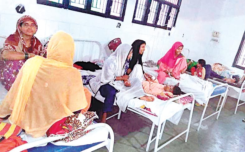 two patient on one bed in amroha's hospital