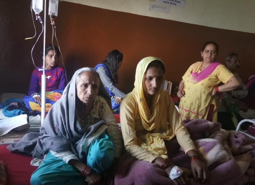 नए भवन में लटका ताला, पुराने में एक बैड पर दो-दो मरीज