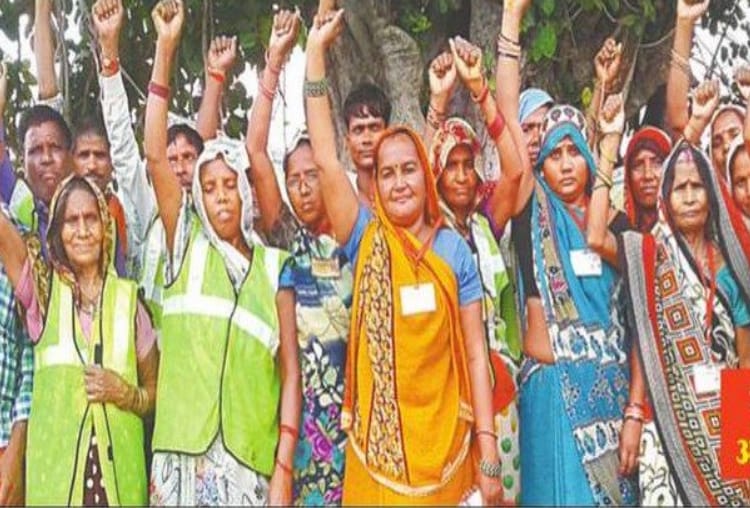 District administration honoured sarla devi for making 108 toilets in village