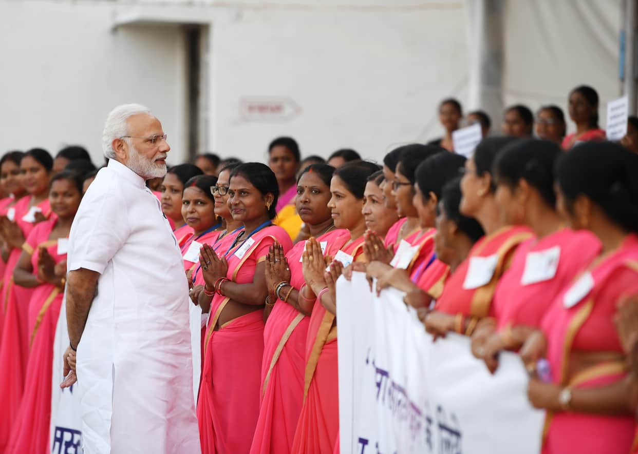 PM modi in varanasi these womens get emotional when met With Prime minister