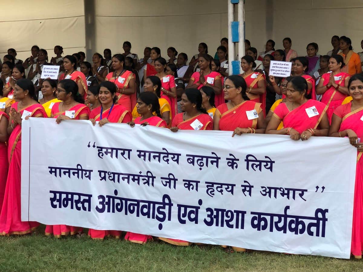 PM modi in varanasi these womens get emotional when met With Prime minister