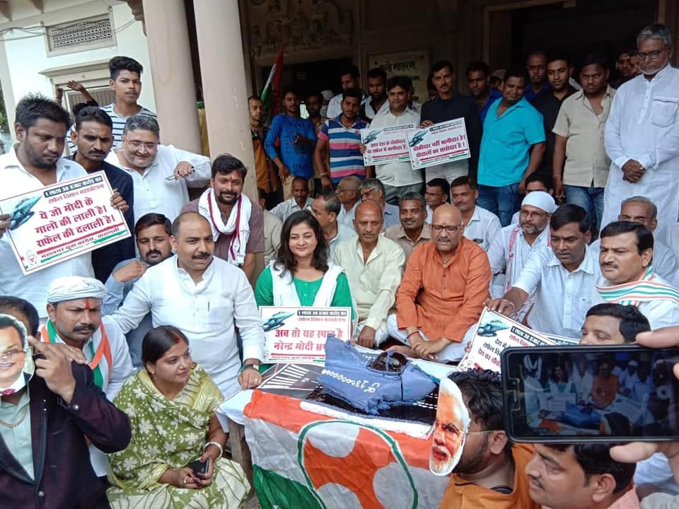 Varanasi congress celebrate PM modi birthday in unique way