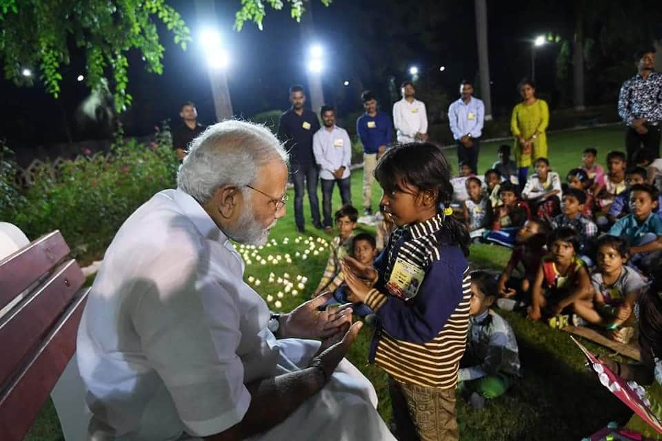 PM modi teaches children and says that never want to be scared