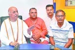 पत्रकारों से वार्ता करते डॉ. प्रवीण भाई तोगड़िया।