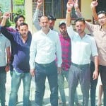 पिथौरागढ़ में जल संस्थान कार्यालय के आगे प्रदर्शन करते लोग
