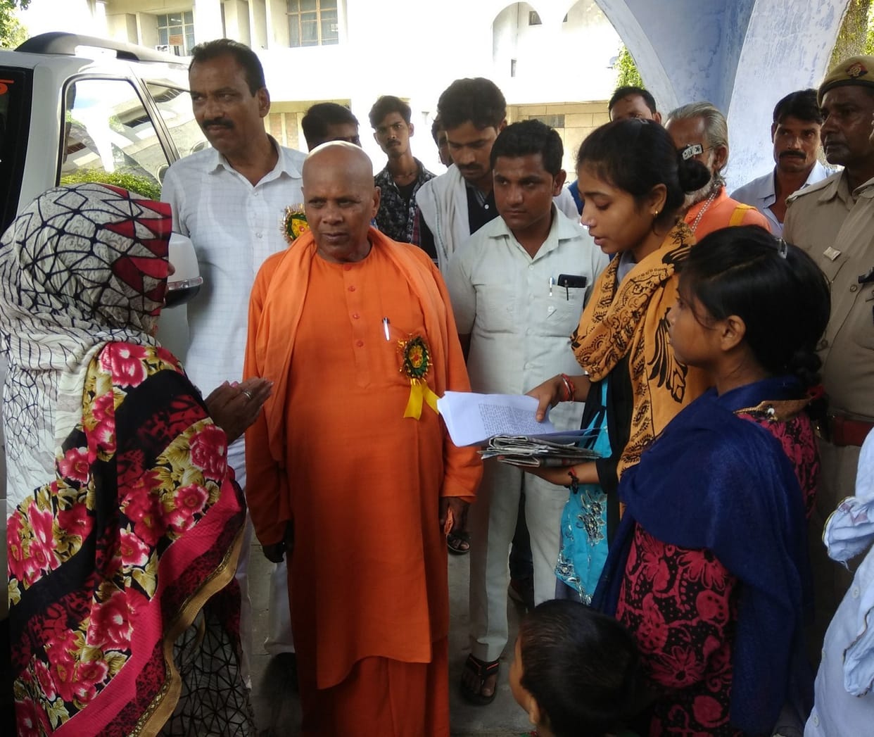 बेटी को न्याय दिलाने के लिए परिवार संग  धरने पर बैठा होमगार्ड