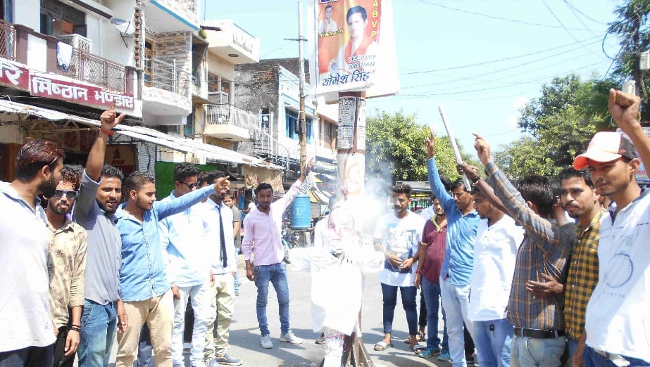YOUTH CONGRESS WORKERS PUT MINISTER'S DUMMY ON FIRE