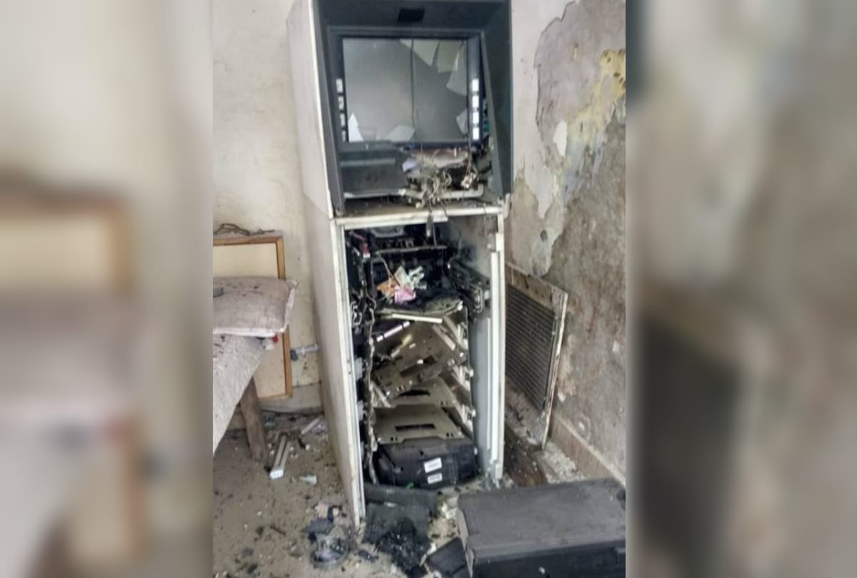 Prayagraj: Demolition in Axis Bank ATM with the intention of robbery