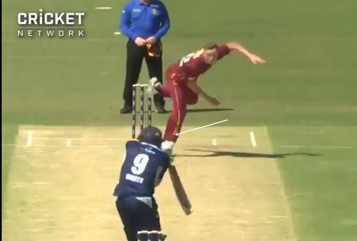 Cameron White escape by a hair against Billy Stanlake dangerous beamer