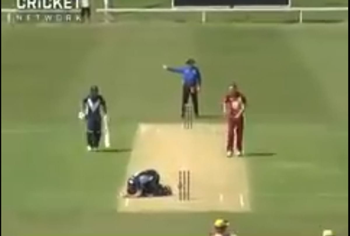 Cameron White escape by a hair against Billy Stanlake dangerous beamer