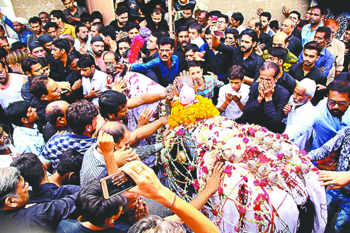 Shia Sogwaras weeds with churns and chains during Mourning of Muharram