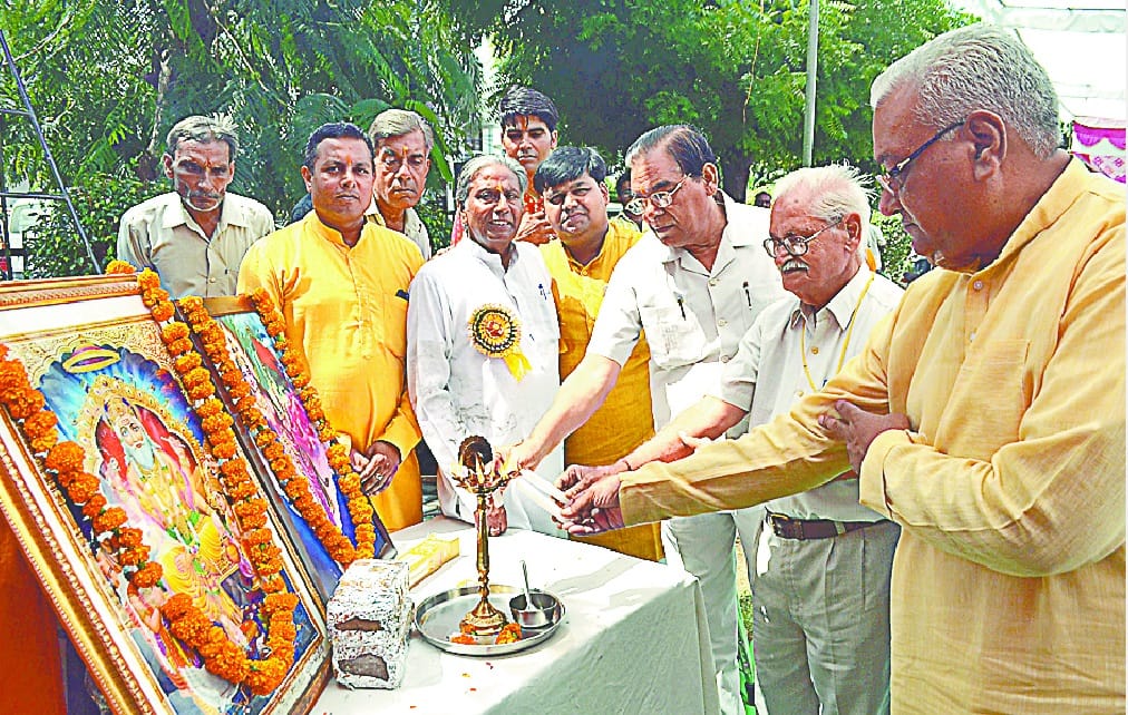 Engeeniar, machinari aur aujaro ke nirmata hai vishwkarma