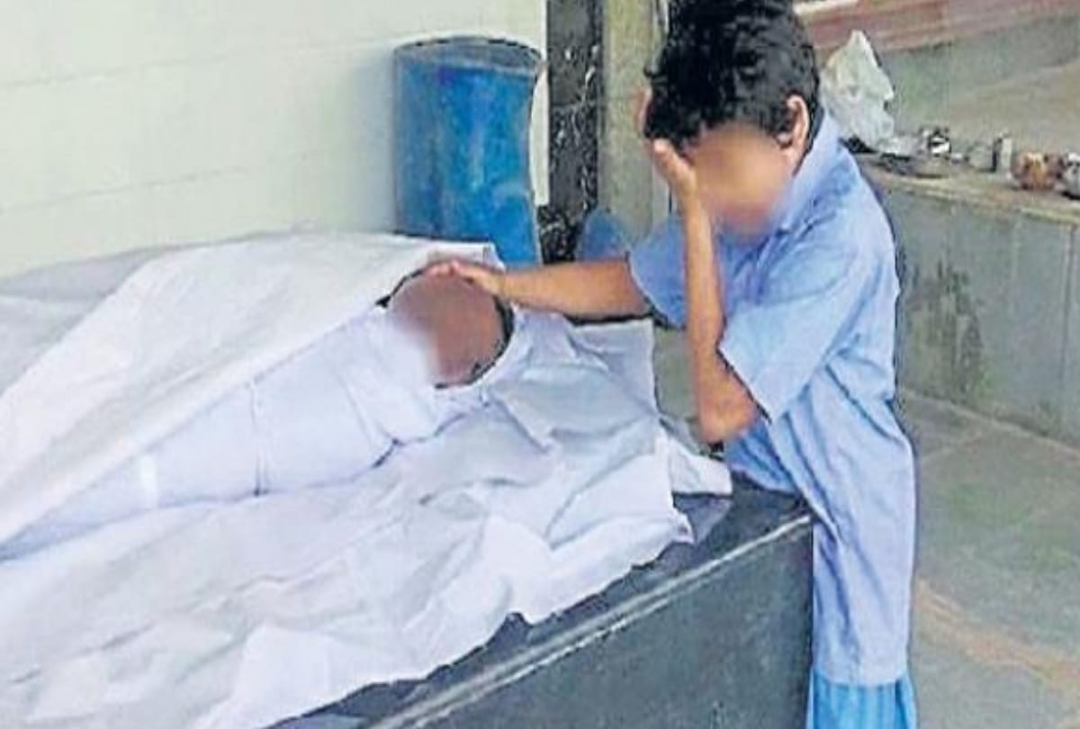 viral photo of grieving son before father dead body reality came forward boy not anil real son