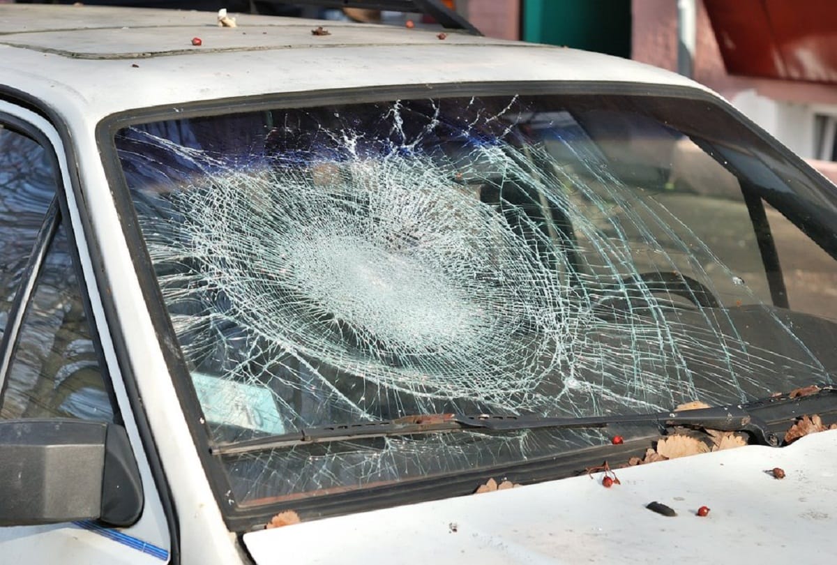 transgenders break glasses of cars in hauz khas