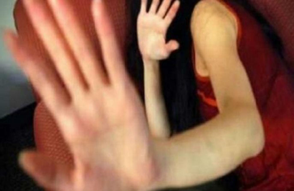 married man beaten to his pregnant girlfriend in agra