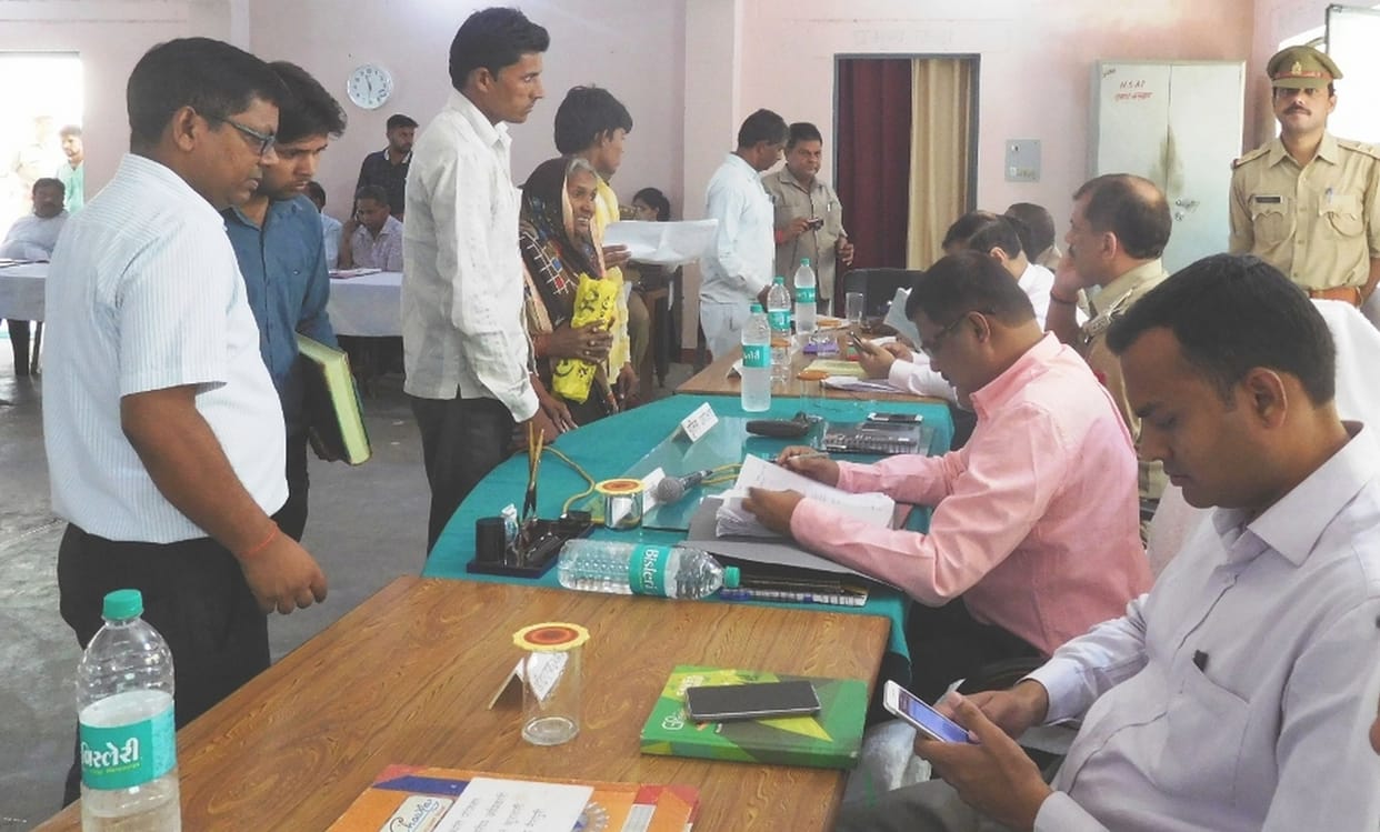 अनुपस्थित दो अधिकारियों ने मांगा  स्पष्टीकरण