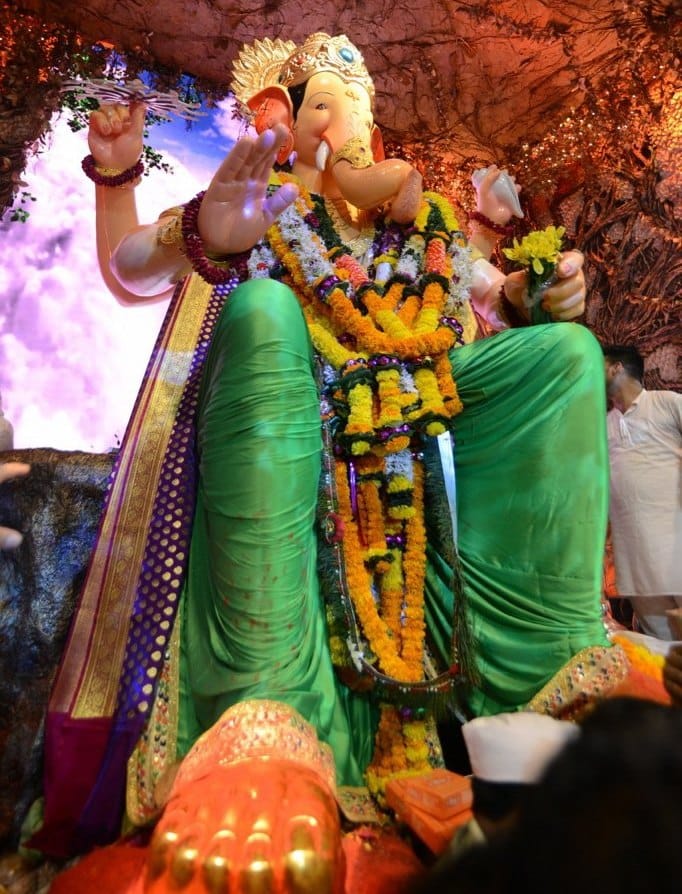 ganesh chaturthi amitabh bachchan visit at lalbaugcha raja pandal