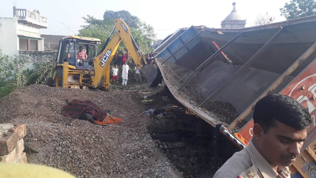 uncontrolled truck fallen on jhuggi at ghazipur