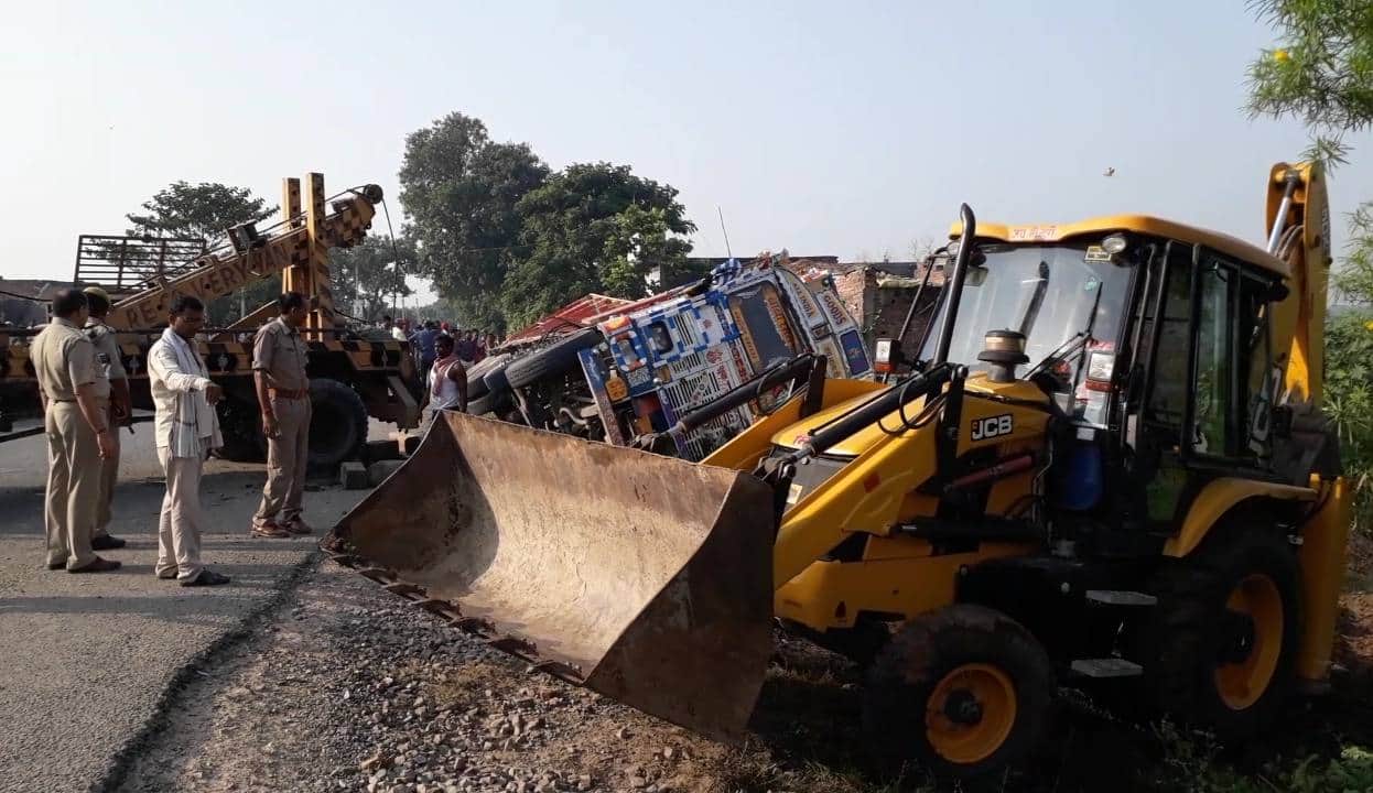 uncontrolled truck fallen on jhuggi at ghazipur