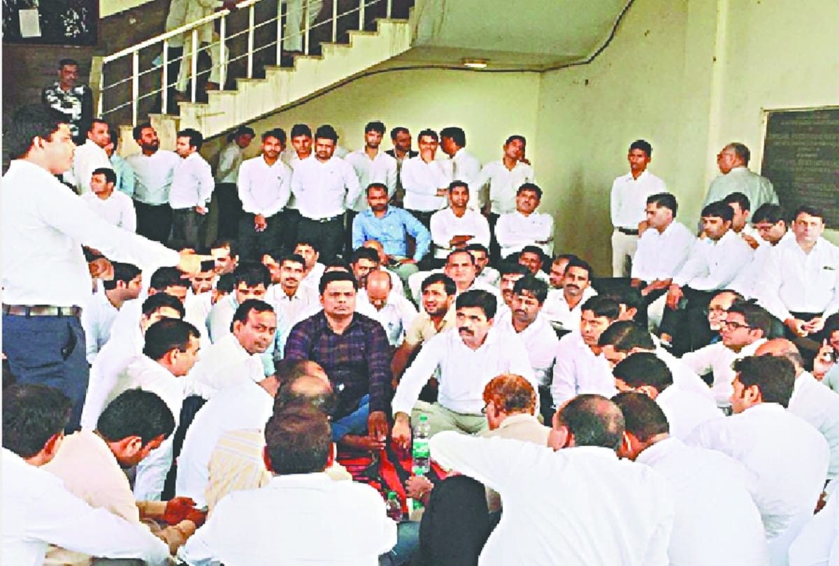 7 policemen line hajir in the beating case of lawyer in noida