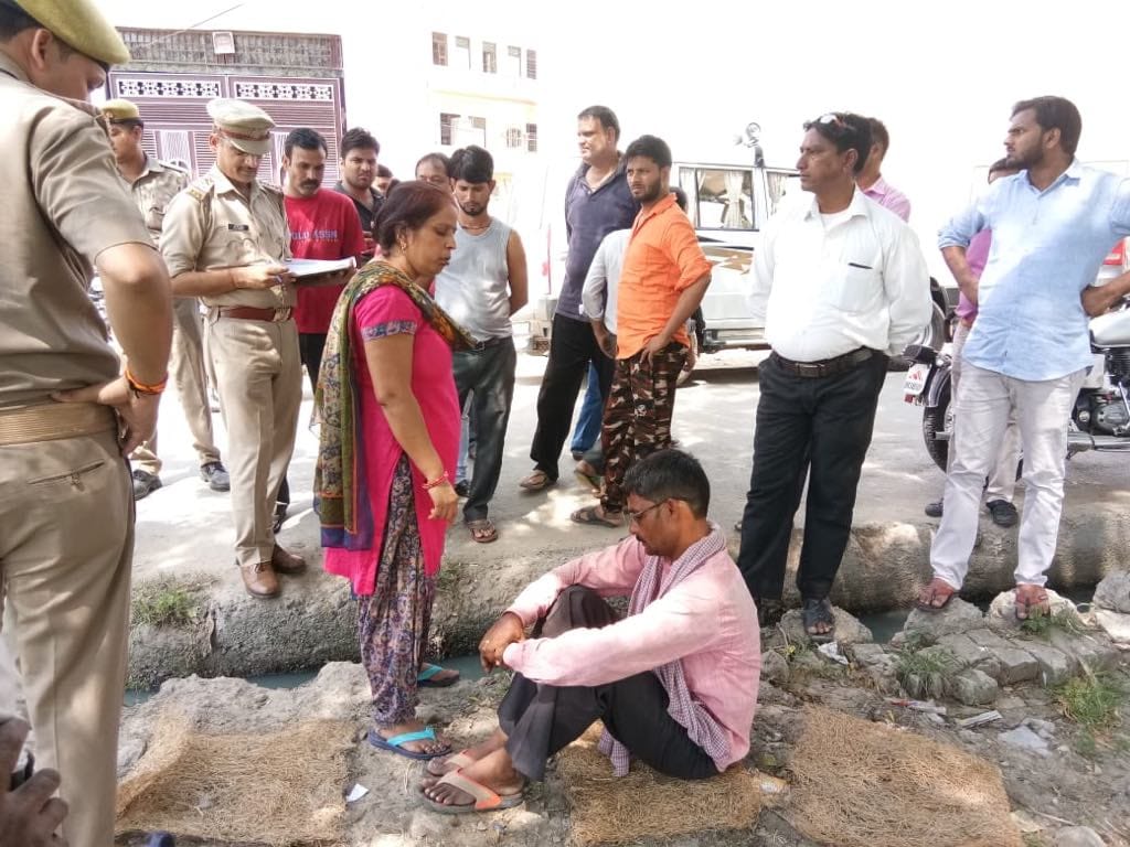 miscreants looted up police constable and ex armyman in firozabad