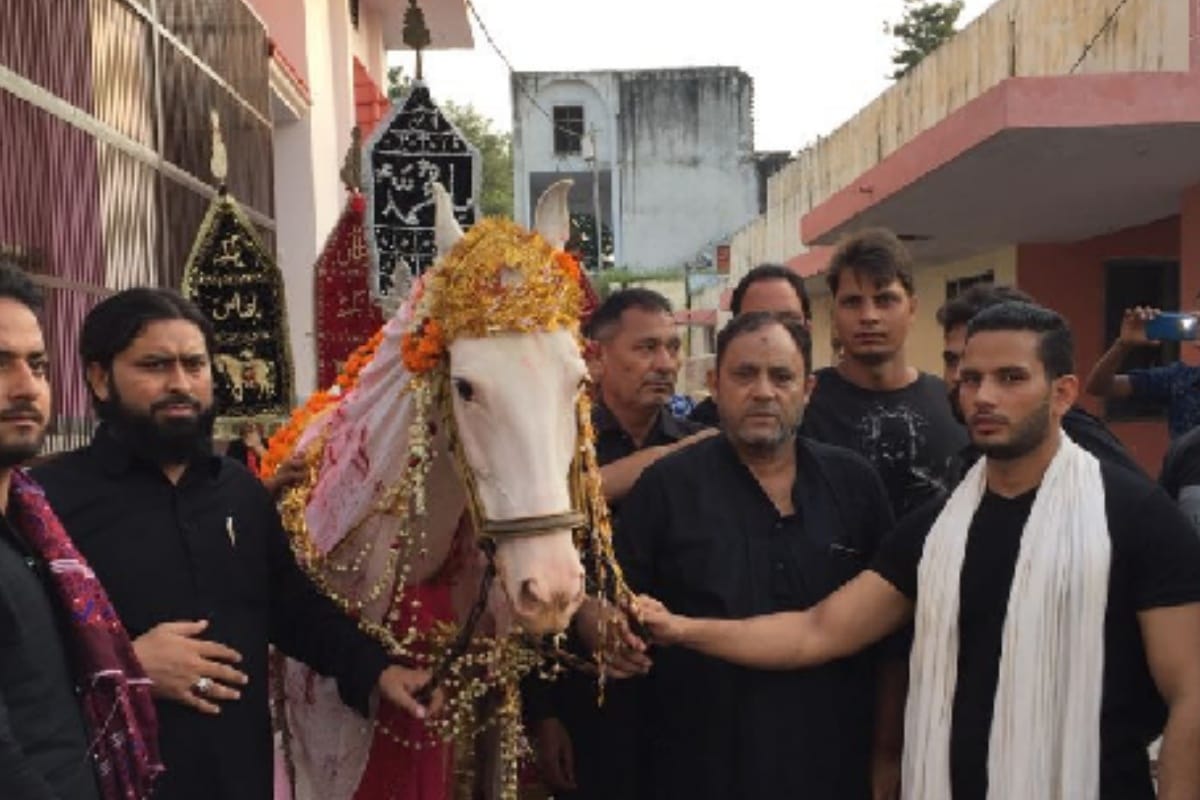 Shia Sogwaras weeds with churns and chains during Mourning of Muharram