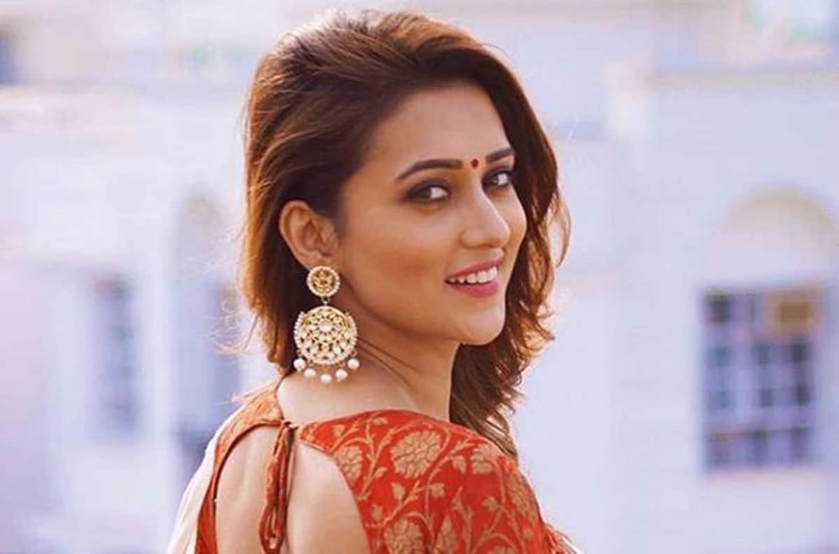 Lok Sabha Elections 2019: Actors who joined political parties Urmila Nusrat Jahan
