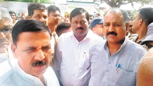 सांसद को देखते ही बिफरे ग्रामीण, नारेबाजी